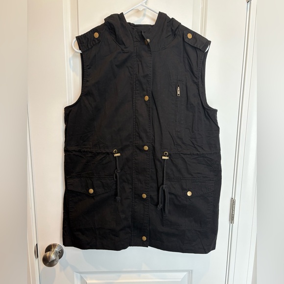 Zenana Outfitters Jackets & Blazers - Zenana Outfitters Black Vest with Gold Zipper